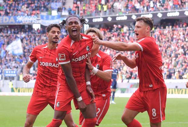 14 09 2024, xblx, Fußball 1 Bundesliga, SC Freiburg VfL Bochum emspor, v l Junior Adamu SC Freiburg , Goal scored, Goal to 2 1, celebrate the goal, Torjubel , Jubel, jubeln, jubilant, Eren Dinkci SC Freiburg , Junior Adamu SC Freiburg , Ritsu Doan SC Freiburg , Maximilian Eggestein SC Freiburg DFL DFB REGULATIONS PROHIBIT ANY USE OF PHOTOGRAPHS as IMAGE SEQUENCES and or QUASI VIDEO Freiburg
