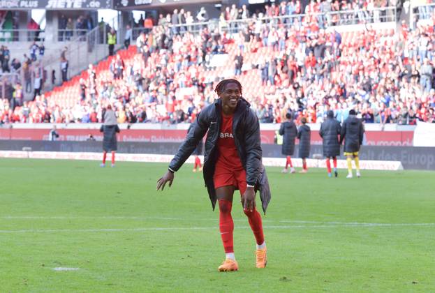14 09 2024, xblx, Soccer 1 Bundesliga, SC Freiburg VfL Bochum emspor, v l Junior Adamu SC Freiburg , celebrates the victory with the fans DFL DFB REGULATIONS PROHIBIT ANY USE OF PHOTOGRAPHS as IMAGE SEQUENCES and or QUASI VIDEO Freiburg