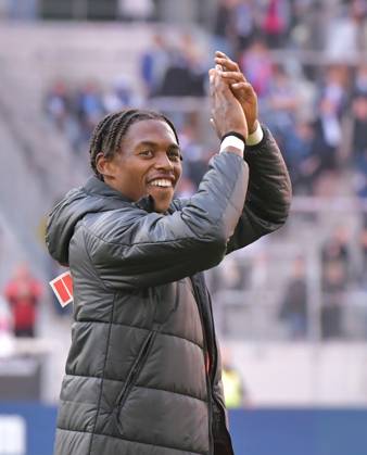 14 09 2024, xblx, Soccer 1 Bundesliga, SC Freiburg VfL Bochum emspor, v l Junior Adamu SC Freiburg , celebrates the victory with the fans DFL DFB REGULATIONS PROHIBIT ANY USE OF PHOTOGRAPHS as IMAGE SEQUENCES and or QUASI VIDEO Freiburg