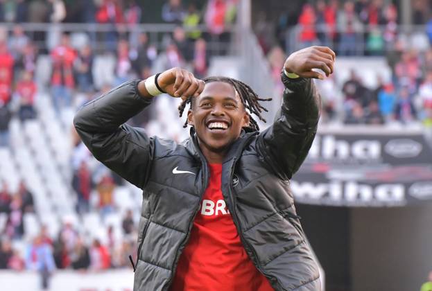 14 09 2024, xblx, Soccer 1 Bundesliga, SC Freiburg VfL Bochum emspor, v l Junior Adamu SC Freiburg , celebrates the victory with the fans DFL DFB REGULATIONS PROHIBIT ANY USE OF PHOTOGRAPHS as IMAGE SEQUENCES and or QUASI VIDEO Freiburg