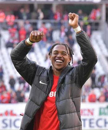 14 09 2024, xblx, Soccer 1 Bundesliga, SC Freiburg VfL Bochum emspor, v l Junior Adamu SC Freiburg , celebrates the victory with the fans DFL DFB REGULATIONS PROHIBIT ANY USE OF PHOTOGRAPHS as IMAGE SEQUENCES and or QUASI VIDEO Freiburg