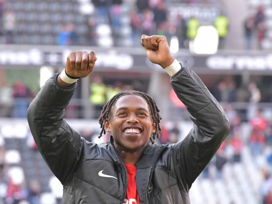 14 09 2024, xblx, Soccer 1 Bundesliga, SC Freiburg VfL Bochum emspor, v l Junior Adamu SC Freiburg , celebrates the victory with the fans DFL DFB REGULATIONS PROHIBIT ANY USE OF PHOTOGRAPHS as IMAGE SEQUENCES and or QUASI VIDEO Freiburg