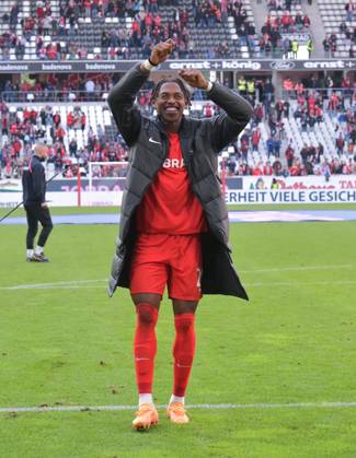 14 09 2024, xblx, Soccer 1 Bundesliga, SC Freiburg VfL Bochum emspor, v l Junior Adamu SC Freiburg , celebrates the victory with the fans DFL DFB REGULATIONS PROHIBIT ANY USE OF PHOTOGRAPHS as IMAGE SEQUENCES and or QUASI VIDEO Freiburg