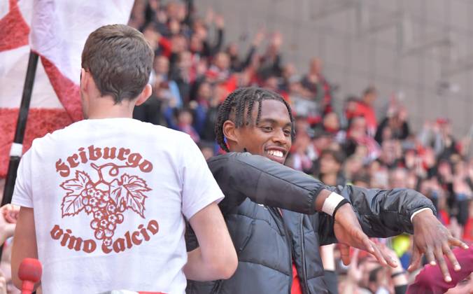 14 09 2024, xblx, Soccer 1 Bundesliga, SC Freiburg VfL Bochum emspor, v l Junior Adamu SC Freiburg , celebrates the victory with the fans DFL DFB REGULATIONS PROHIBIT ANY USE OF PHOTOGRAPHS as IMAGE SEQUENCES and or QUASI VIDEO Freiburg