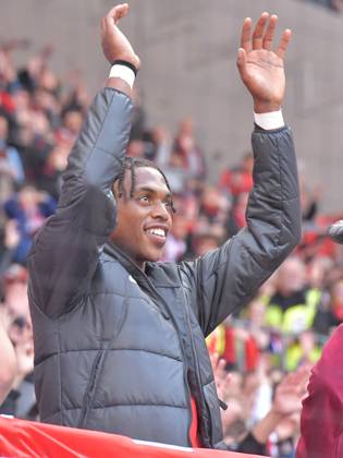 14 09 2024, xblx, Soccer 1 Bundesliga, SC Freiburg VfL Bochum emspor, v l Junior Adamu SC Freiburg , celebrates the victory with the fans DFL DFB REGULATIONS PROHIBIT ANY USE OF PHOTOGRAPHS as IMAGE SEQUENCES and or QUASI VIDEO Freiburg