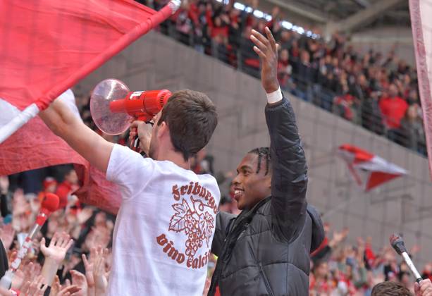 14 09 2024, xblx, Soccer 1 Bundesliga, SC Freiburg VfL Bochum emspor, v l Junior Adamu SC Freiburg , celebrates the victory with the fans DFL DFB REGULATIONS PROHIBIT ANY USE OF PHOTOGRAPHS as IMAGE SEQUENCES and or QUASI VIDEO Freiburg