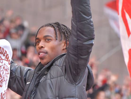 14 09 2024, xblx, Soccer 1 Bundesliga, SC Freiburg VfL Bochum emspor, v l Junior Adamu SC Freiburg , celebrates the victory with the fans DFL DFB REGULATIONS PROHIBIT ANY USE OF PHOTOGRAPHS as IMAGE SEQUENCES and or QUASI VIDEO Freiburg