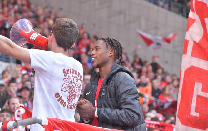 14 09 2024, xblx, Soccer 1 Bundesliga, SC Freiburg VfL Bochum emspor, v l Junior Adamu SC Freiburg , celebrates the victory with the fans DFL DFB REGULATIONS PROHIBIT ANY USE OF PHOTOGRAPHS as IMAGE SEQUENCES and or QUASI VIDEO Freiburg