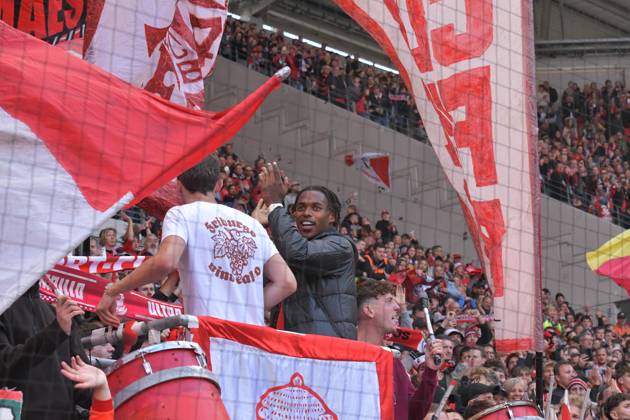14 09 2024, xblx, Soccer 1 Bundesliga, SC Freiburg VfL Bochum emspor, v l Junior Adamu SC Freiburg , celebrates the victory with the fans DFL DFB REGULATIONS PROHIBIT ANY USE OF PHOTOGRAPHS as IMAGE SEQUENCES and or QUASI VIDEO Freiburg