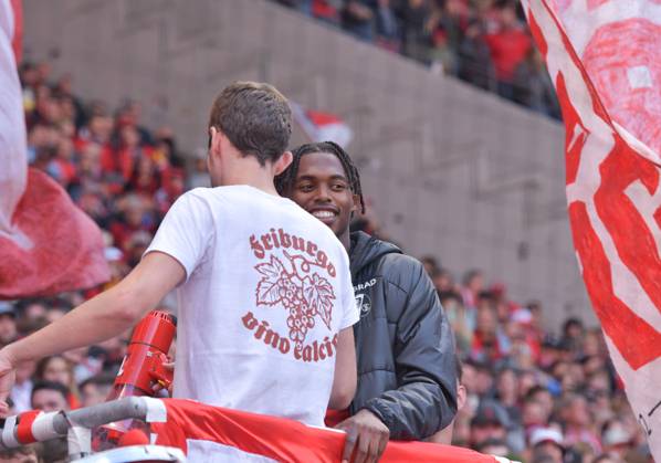 14 09 2024, xblx, Soccer 1 Bundesliga, SC Freiburg VfL Bochum emspor, v l Junior Adamu SC Freiburg , celebrates the victory with the fans DFL DFB REGULATIONS PROHIBIT ANY USE OF PHOTOGRAPHS as IMAGE SEQUENCES and or QUASI VIDEO Freiburg