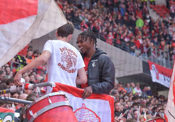 14 09 2024, xblx, Soccer 1 Bundesliga, SC Freiburg VfL Bochum emspor, v l Junior Adamu SC Freiburg , celebrates the victory with the fans DFL DFB REGULATIONS PROHIBIT ANY USE OF PHOTOGRAPHS as IMAGE SEQUENCES and or QUASI VIDEO Freiburg