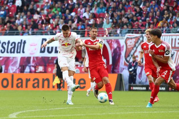 14 09 2024, xtgx, Soccer 1 Bundesliga, RB Leipzig 1 FC Union Berlin emspor, v l Benjamin Sesko Leipzig, 30 , Rani Khedira Union Berlin, 8 duel, fight, tackle shoots the ball on goal, shot on goal, shot DFL DFB REGULATIONS PROHIBIT ANY USE OF PHOTOGRAPHS as IMAGE SEQUENCES and or QUASI VIDEO Leipzig
