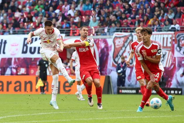 14 09 2024, xtgx, Soccer 1 Bundesliga, RB Leipzig 1 FC Union Berlin emspor, v l Benjamin Sesko Leipzig, 30 , Rani Khedira Union Berlin, 8 duel, fight, tackle shoots the ball on goal, shot on goal, shot DFL DFB REGULATIONS PROHIBIT ANY USE OF PHOTOGRAPHS as IMAGE SEQUENCES and or QUASI VIDEO Leipzig
