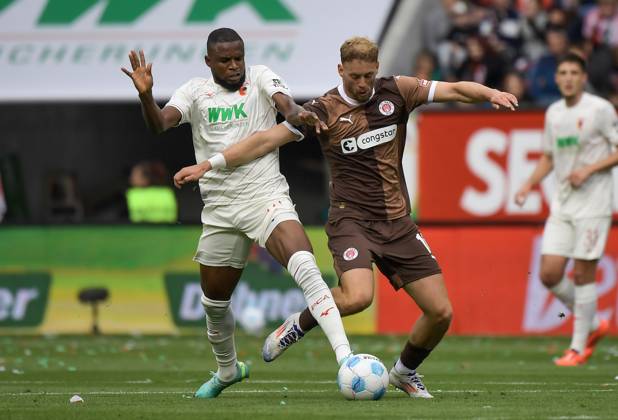 15 09 2024, xemx, Fussball 1 Bundesliga, FC Augsburg FC St Pauli emspor, v l Frank Ogochukwu Onyeka FC Augsburg , Carlo Boukhalfa FC St Pauli Zweikampf, Aktion, action, battle for the ball DFL DFB REGULATIONS PROHIBIT ANY USE OF PHOTOGRAPHS as IMAGE SEQUENCES and or QUASI VIDEO Augsburg