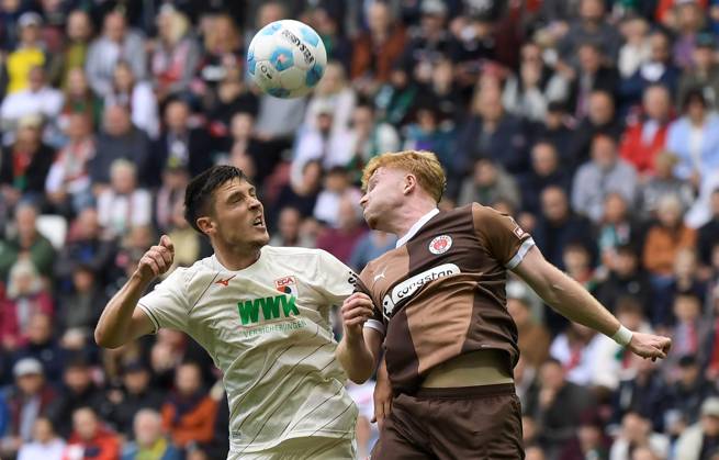 15 09 2024, xemx, Fussball 1 Bundesliga, FC Augsburg FC St Pauli emspor, v l Keven Schlotterbeck FC Augsburg , Robert Wagner FC St Pauli Zweikampf, Aktion, action, battle for the ball DFL DFB REGULATIONS PROHIBIT ANY USE OF PHOTOGRAPHS as IMAGE SEQUENCES and or QUASI VIDEO Augsburg