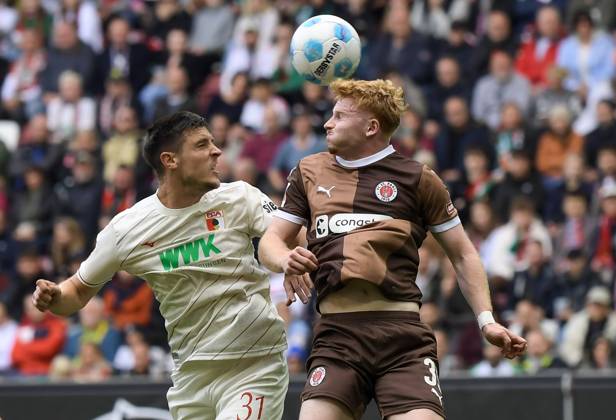 15 09 2024, xemx, Fussball 1 Bundesliga, FC Augsburg FC St Pauli emspor, v l Keven Schlotterbeck FC Augsburg , Robert Wagner FC St Pauli Zweikampf, Aktion, action, battle for the ball DFL DFB REGULATIONS PROHIBIT ANY USE OF PHOTOGRAPHS as IMAGE SEQUENCES and or QUASI VIDEO Augsburg