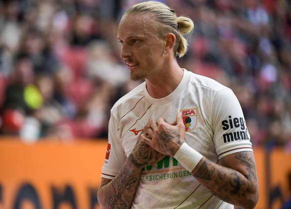 15 09 2024, xemx, Fussball 1 Bundesliga, FC Augsburg FC St Pauli emspor, v l Marius Wolf FC Augsburg gives instructions, gesticulates with arms, gesticulate, gives instructions DFL DFB REGULATIONS PROHIBIT ANY USE OF PHOTOGRAPHS as IMAGE SEQUENCES and or QUASI VIDEO Augsburg