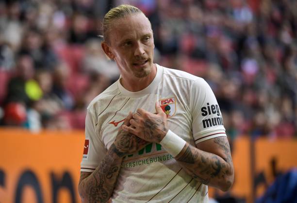 15 09 2024, xemx, Fussball 1 Bundesliga, FC Augsburg FC St Pauli emspor, v l Marius Wolf FC Augsburg gives instructions, gesticulates with arms, gesticulate, gives instructions DFL DFB REGULATIONS PROHIBIT ANY USE OF PHOTOGRAPHS as IMAGE SEQUENCES and or QUASI VIDEO Augsburg