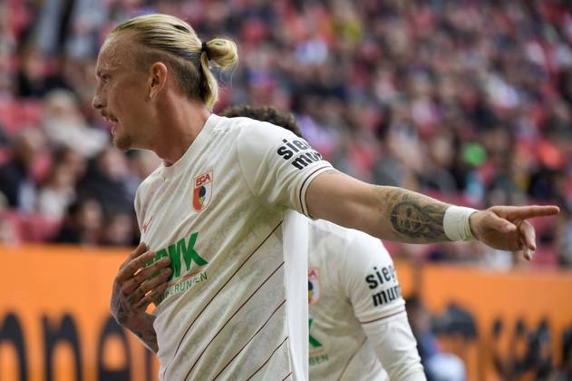 15 09 2024, xemx, Fussball 1 Bundesliga, FC Augsburg FC St Pauli emspor, v l Marius Wolf FC Augsburg gives instructions, gesticulates with arms, gesticulate, gives instructions DFL DFB REGULATIONS PROHIBIT ANY USE OF PHOTOGRAPHS as IMAGE SEQUENCES and or QUASI VIDEO Augsburg