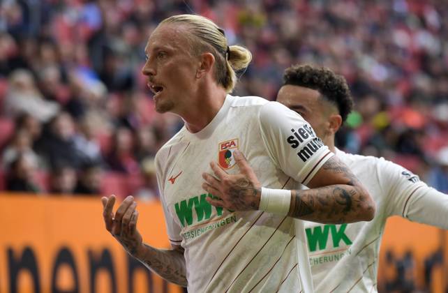 15 09 2024, xemx, Fussball 1 Bundesliga, FC Augsburg FC St Pauli emspor, v l Marius Wolf FC Augsburg gives instructions, gesticulates with arms, gesticulate, gives instructions DFL DFB REGULATIONS PROHIBIT ANY USE OF PHOTOGRAPHS as IMAGE SEQUENCES and or QUASI VIDEO Augsburg