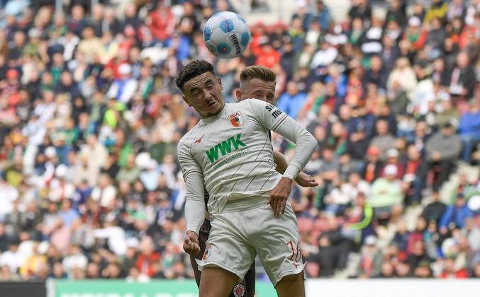 15 09 2024, xemx, Fussball 1 Bundesliga, FC Augsburg FC St Pauli emspor, v l Ruben Vargas FC Augsburg , Johannes Eggestein FC St Pauli Zweikampf, Aktion, action, battle for the ball DFL DFB REGULATIONS PROHIBIT ANY USE OF PHOTOGRAPHS as IMAGE SEQUENCES and or QUASI VIDEO Augsburg