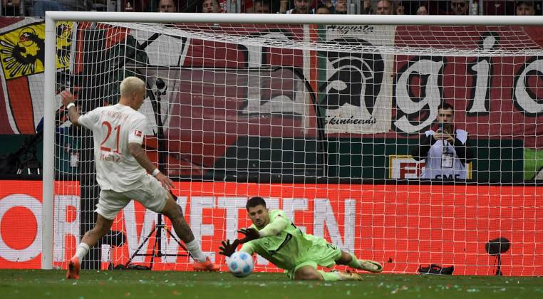 15 09 2024, xemx, Fussball 1 Bundesliga, FC Augsburg FC St Pauli emspor, v l Phillip Tietz FC Augsburg , Nikola Vasilj FC St Pauli Zweikampf, Aktion, action, battle for the ball DFL DFB REGULATIONS PROHIBIT ANY USE OF PHOTOGRAPHS as IMAGE SEQUENCES and or QUASI VIDEO Augsburg