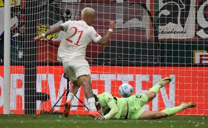 15 09 2024, xemx, Fussball 1 Bundesliga, FC Augsburg FC St Pauli emspor, v l Phillip Tietz FC Augsburg , Nikola Vasilj FC St Pauli Zweikampf, Aktion, action, battle for the ball DFL DFB REGULATIONS PROHIBIT ANY USE OF PHOTOGRAPHS as IMAGE SEQUENCES and or QUASI VIDEO Augsburg