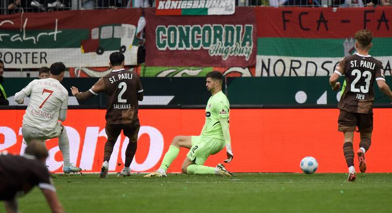 15 09 2024, xemx, Fussball 1 Bundesliga, FC Augsburg FC St Pauli emspor, v l Yusuf Kabadayi FC Augsburg Goal scored, erziehlt das Tor zum 3 1 DFL DFB REGULATIONS PROHIBIT ANY USE OF PHOTOGRAPHS as IMAGE SEQUENCES and or QUASI VIDEO Augsburg