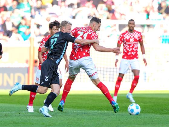 Marco Gruell SV Werder Bremen, 17 in duel with Dominik Kohr 1 FSV Mainz 05, 31 , GER, 1 FSV Mainz 05 vs SV Werder Bremen, Soccer, 1 Bundesliga, Matchday 3, Season 2024 2025, 15 09 2024 DFL DFB REGULATIONS PROHIBIT ANY USE OF PHOTOGRAPHS as IMAGE SEQUENCES and or QUASI VIDEO GER, 1 FSV Mainz 05 vs SV Werder Bremen, Football, 1 Bundesliga, Matchday 3, Season 2024 2025, 15 09 2024 Mainz Copyright: xEibner-Pressefoto FlorianxWieganx EP_FWD