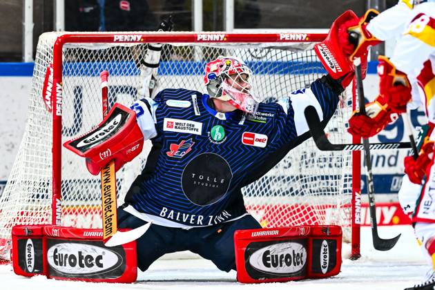 Andreas Andy Jenike Iserlohn Roosters, 92 holds the puck, GER, Iserlohn Roosters vs Düsseldorfer EG, ice hockey, test match, 2023 2024 season, 15 09 2024, GER, Iserlohn Roosters vs Düsseldorfer EG, ice hockey, test match, 2024 2025 season, 15 09 2024 Iserlohn Copyright: xJonasxBrockmann Eibner-Pressefotx EP_JBN