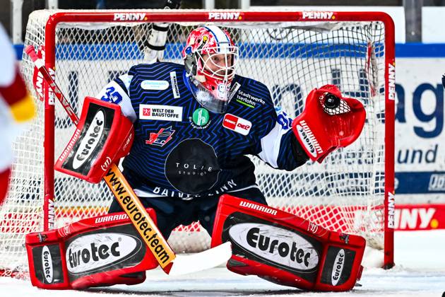 Andreas Andy Jenike Iserlohn Roosters, 92 holds the puck, GER, Iserlohn Roosters vs Düsseldorfer EG, ice hockey, test match, 2023 2024 season, 15 09 2024, GER, Iserlohn Roosters vs Düsseldorfer EG, ice hockey, test match, 2024 2025 season, 15 09 2024 Iserlohn Copyright: xJonasxBrockmann Eibner-Pressefotx EP_JBN