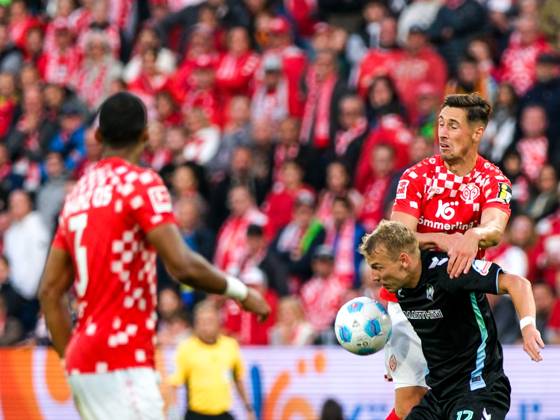 Marco Gruell SV Werder Bremen, 17 in duel with Dominik Kohr 1 FSV Mainz 05, 31 , before Moritz Jenz 1 FSV Mainz 05, 03 , GER, 1 FSV Mainz 05 vs SV Werder Bremen, Soccer, 1 Bundesliga, Matchday 3, Season 2024 2025, 15 09 2024 DFL DFB REGULATIONS PROHIBIT ANY USE OF PHOTOGRAPHS as IMAGE SEQUENCES and or QUASI VIDEO GER, 1 FSV Mainz 05 vs SV Werder Bremen, Football, 1 Bundesliga, Matchday 3, Season 2024 2025, 15 09 2024 Mainz Copyright: xEibner-Pressefoto FlorianxWieganx EP_FWD