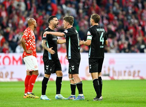 Soccer Bundesliga Season 2024 2025 Mewa Arena Mainz 15 09 2024 1 FSV Mainz 05 mz SV Werder Bremen wb 1 2 Cheering after the end of the match, v li Karim ONISIWO 1 FSV Mainz 05 , Romano SCHMID SV Werder Bremen , Jens STAGE SV Werder Bremen and Niklas STARK SV Werder Bremen DFL REGULATIONS PROHIBIT ANY USE OF PHOTOGRAPHS AS IMAGE SEQUENCES AND OR QUASI VIDEO EDITORIAL USE ONLY NATIONAL AND INTERNATIONAL NEWS AGENCIES OUT Soccer Bundesliga 1 FSV Mainz 05