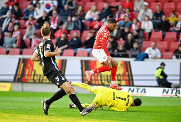 Soccer Bundesliga Season 2024 2025 Mewa Arena Mainz 15 09 2024 1 FSV Mainz 05 mz SV Werder Bremen wb 1 2 Phillipp MWENE 1 FSV Mainz 05 skips goalkeeper Michael ZETTERER SV Werder Bremen DFL REGULATIONS PROHIBIT ANY USE OF PHOTOGRAPHS AS IMAGE SEQUENCES AND OR QUASI VIDEO EDITORIAL USE ONLY NATIONAL AND INTERNATIONAL NEWS AGENCIES OUT Soccer Bundesliga 1 FSV Mainz 05