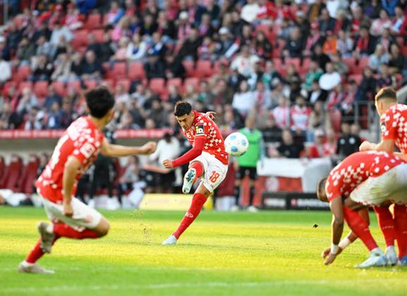 Soccer Bundesliga Season 2024 2025 Mewa Arena Mainz 15 09 2024 1 FSV Mainz 05 mz SV Werder Bremen wb 1 2 Nadiem AMIRI 1 FSV Mainz 05 taking a free kick DFL REGULATIONS PROHIBIT ANY USE OF PHOTOGRAPHS AS IMAGE SEQUENCES AND OR QUASI VIDEO EDITORIAL USE ONLY NATIONAL AND INTERNATIONAL NEWS AGENCIES OUT Soccer Bundesliga 1 FSV Mainz 05