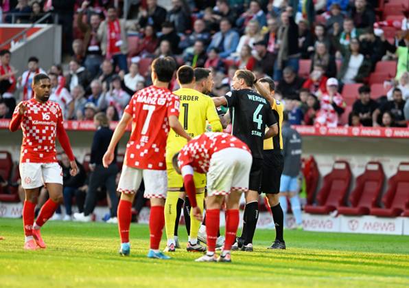 Soccer Bundesliga Season 2024 2025 Mewa Arena Mainz 15 09 2024 1 FSV Mainz 05 mz SV Werder Bremen wb 1 2 Marco FRIEDL SV Werder Bremen , mi, is sent off by referee Benjamin BRAND DFL REGULATIONS PROHIBIT ANY USE OF PHOTOGRAPHS AS IMAGE SEQUENCES AND OR QUASI VIDEO EDITORIAL USE ONLY NATIONAL AND INTERNATIONAL NEWS AGENCIES OUT Soccer Bundesliga 1 FSV Mainz 05