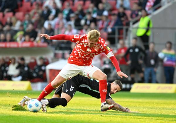 Soccer Bundesliga Season 2024 2025 Mewa Arena Mainz 15 09 2024 1 FSV Mainz 05 mz SV Werder Bremen wb 1 2 Jonathan BURKARDT 1 FSV Mainz 05 , fouled in front by Marco FRIEDL SV Werder Bremen DFL REGULATIONS PROHIBIT ANY USE OF PHOTOGRAPHS AS IMAGE SEQUENCES AND OR QUASI VIDEO EDITORIAL USE ONLY NATIONAL AND INTERNATIONAL NEWS AGENCIES OUT Soccer Bundesliga 1 FSV Mainz 05