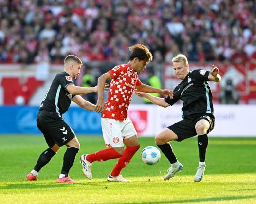 Soccer Bundesliga Season 2024 2025 Mewa Arena Mainz 15 09 2024 1 FSV Mainz 05 mz SV Werder Bremen wb 1 2 V li Anthony JUNG SV Werder Bremen , Kaishu SANO mz , Senne LYNEN SV Werder Bremen DFL REGULATIONS PROHIBIT ANY USE OF PHOTOGRAPHS AS IMAGE SEQUENCES AND OR QUASI VIDEO EDITORIAL USE ONLY NATIONAL AND INTERNATIONAL NEWS AGENCIES OUT Soccer Bundesliga 1 FSV Mainz 05