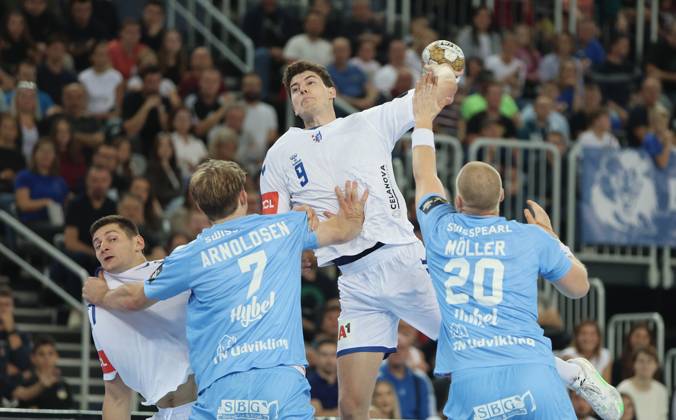 Sport Bilder des Tages HC Zagreb v Aalborg Handbold - EHF Champions League ZAGREB, CROATIA - SEPTEMBER 18: Luka Lovre Klarica of HC Zagreb is challenged by Felix Moller of Aalborg Handbold and Thomas Arnoldsen of Aalborg Handbold during EHF Champions League Group Phase match between HC Zagreb and Aalborg Handbold at Arena Zagreb on September 18, 2024 in Zagreb, Croatia.  SanjinxStrukic PIXSELL