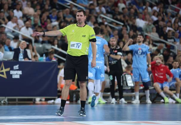 HC Zagreb v Aalborg Handbold - EHF Champions League ZAGREB, CROATIA - SEPTEMBER 18: Referee Jiri Novotny during EHF Champions League Group Phase match between HC Zagreb and Aalborg Handbold at Arena Zagreb on September 18, 2024 in Zagreb, Croatia.  SanjinxStrukic PIXSELL