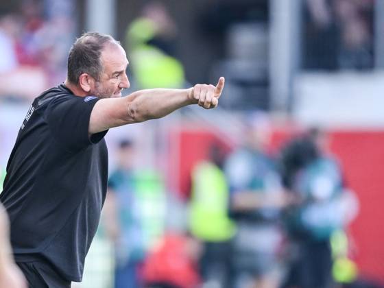 Coach Frank Schmidt 1 FC Heidenheim gestures during the Bundesliga match between 1 FC Heidenheim 1846 and SC Freiburg at Voith Arena on September 21, 2024 in Heidenheim, Germany Photo by Harry Langer DeFodi Images Trainer Frank Schmidt 1 FC Heidenheim gestures during the Bundesliga match between 1 FC Heidenheim 1846 and SC Freiburg at Voith Arena on September 21, 2024 in Heidenheim, Germany Photo by Harry Langer DeFodi Images DFL regulations prohibit any use of photographs as image sequences and or quasi video Defodi 541 FCHSCF20240920 039 Defodi-541 DFL regulations prohibit any use of photographs as image sequences and or quasi-video.
