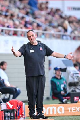 Coach Frank Schmidt 1 FC Heidenheim gestures during the Bundesliga match between 1 FC Heidenheim 1846 and SC Freiburg at Voith Arena on September 21, 2024 in Heidenheim, Germany Photo by Harry Langer DeFodi Images Trainer Frank Schmidt 1 FC Heidenheim gestures during the Bundesliga match between 1 FC Heidenheim 1846 and SC Freiburg at Voith Arena on September 21, 2024 in Heidenheim, Germany Photo by Harry Langer DeFodi Images DFL regulations prohibit any use of photographs as image sequences and or quasi video Defodi 541 FCHSCF20240920 061 Defodi-541 DFL regulations prohibit any use of photographs as image sequences and or quasi-video.