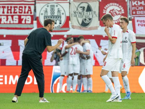 Julian Schuster SC Freiburg, coach after goal to 0 3 by Vincenzo Grifo SC Freiburg, 32 , with Matthias Ginter SC Freiburg, 28 and Patrick Osterhage SC Freiburg, 06 , in the background the bunch of Freiburg players celebrating, GER, FC Heidenheim vs SC Freiburg, Soccer, Bundesliga, 4 Spieltag, Spielzeit 2024 2025, 21 09 2024, DFL REGULATIONS PROHIBIT ANY USE OF PHOTOGRAPHS AS IMAGE SEQUENCES AND OR QUASI VIDEO Eibner Pressefoto Sascha Walther GER, FC Heidenheim vs SC Freiburg, Football, Bundesliga, 4 Spieltag, Spielzeit 2024 2025, 21 09 2024 Heidenheim Copyright: xEibner-Pressefotox EP_EER