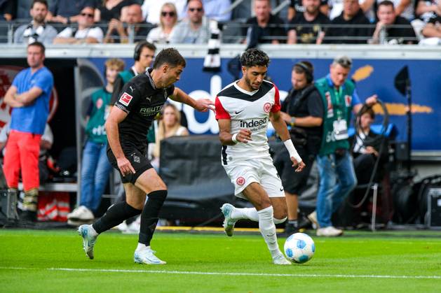Joe Scally Borussia Mönchengladbach, 29 in duel with Omar Marmoush Eintracht Frankfurt, 07 , GER, Eintracht Frankfurt vs Borussia Moenchengladbach, Soccer, 1 Bundesliga, Matchday 4, Season 2024 2025, 21 09 2024 DFB REGULATIONS PROHIBIT ANY USE OF PHOTOGRAPHS as IMAGE SEQUENCES and or QUASI VIDEO GER, Eintracht Frankfurt vs Borussia Moenchengladbach, Football, 1 Bundesliga, Matchday 4, Season 2024 2025, 21 09 2024 Frankfurt Copyright: xEibner-Pressefoto FlorianxWieganx EP_FWD