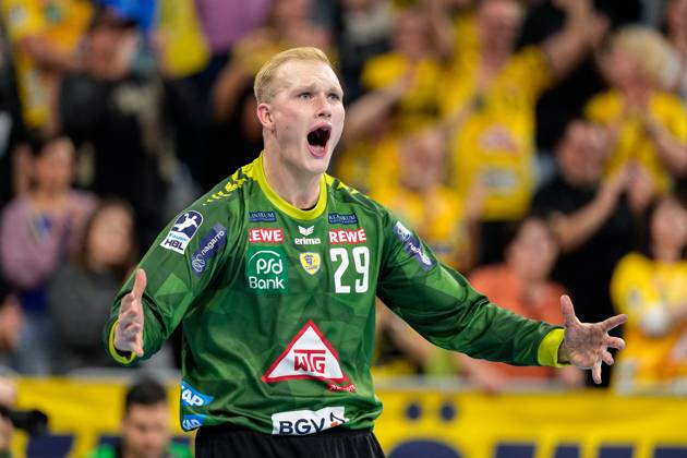 David Späth goalkeeper, RNL, 29 , player of Rhein Neckar Löwen, single picture, single photo, cheering after the final whistle, joy about the victory, winner, winner, cheers, cheering, cheerful, positive, happy, rejoicing, optimistic, highlight, action, 21 09 2024, Mannheim Germany , Handball, Bundesliga, Rhein Neckar Löwen MT Melsungen xozx