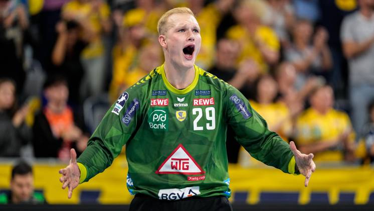 David Späth goalkeeper, RNL, 29 , player of Rhein Neckar Löwen, single picture, single photo, cheering after the final whistle, joy about the victory, winner, winner, cheers, cheering, cheerful, positive, happy, rejoicing, optimistic, highlight, action, 21 09 2024, Mannheim Germany , Handball, Bundesliga, Rhein Neckar Löwen MT Melsungen xozx