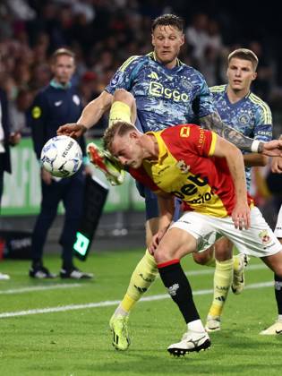 DEVENTER - (l-r) Joris Kramer of Go Ahead Eagles, Wout Weghorst of Ajax during the Dutch Eredivisie match between Go Ahead Eagles and Ajax at De Adelaarshorst on Sept. 21, 2024 in Deventer, Netherlands. ANP VINCENT JANNINK Dutch Eredivisie 2024 25 xVIxANPxSportx xxANPxIVx 509042970 originalFilename: 509042970