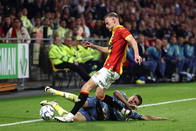 DEVENTER - (l-r) Joris Kramer of Go Ahead Eagles, Anton Gaaei of Ajax during the Dutch Eredivisie match between Go Ahead Eagles and Ajax at De Adelaarshorst on Sept. 21, 2024 in Deventer, Netherlands. ANP VINCENT JANNINK Dutch Eredivisie 2024 25 xVIxANPxSportx xxANPxIVx 509048049 originalFilename: 509048049