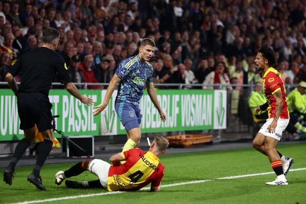 DEVENTER - (l-r) Joris Kramer of Go Ahead Eagles, Anton Gaaei of Ajax, Luca Everink of Go Ahead Eagles during the Dutch Eredivisie match between Go Ahead Eagles and Ajax at De Adelaarshorst on Sept. 21, 2024 in Deventer, Netherlands. ANP VINCENT JANNINK Dutch Eredivisie 2024 25 xVIxANPxSportx xxANPxIVx 509048146 originalFilename: 509048146