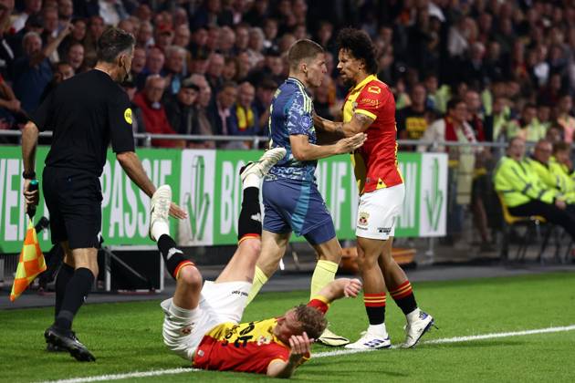 DEVENTER - (l-r) Joris Kramer of Go Ahead Eagles, Anton Gaaei of Ajax, Luca Everink of Go Ahead Eagles during the Dutch Eredivisie match between Go Ahead Eagles and Ajax at De Adelaarshorst on Sept. 21, 2024 in Deventer, Netherlands. ANP VINCENT JANNINK Dutch Eredivisie 2024 25 xVIxANPxSportx xxANPxIVx 509048214 originalFilename: 509048214